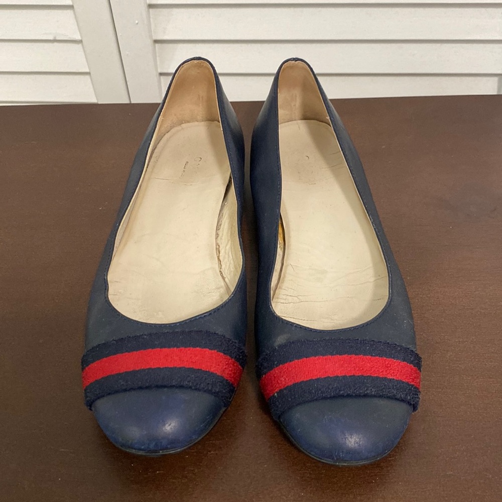 Gucci leather flats with iconic blue and red strap